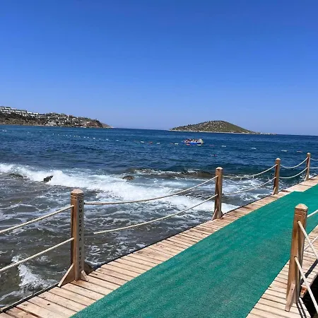 Gumuslukte Ozel Plajli Ve Havuzlu Mustakil Yazlik Villa *