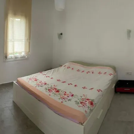 Gumuslukte Ozel Plajli Ve Havuzlu Mustakil Yazlik 别墅 *