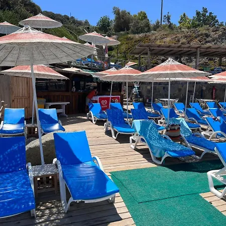 Gumuslukte Ozel Plajli Ve Havuzlu Mustakil Yazlik