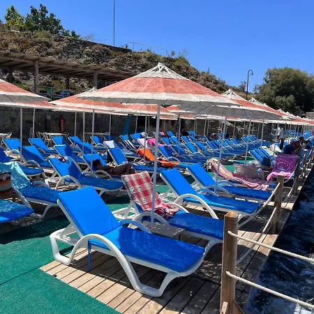 Gumuslukte Ozel Plajli Ve Havuzlu Mustakil Yazlik