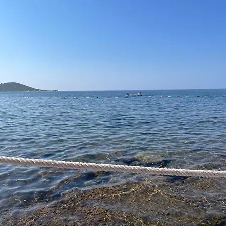 Gumuslukte Ozel Plajli Ve Havuzlu Mustakil Yazlik